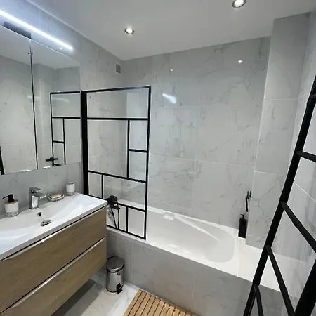 Comfortable With Parking - Riviera Apartment Antibes