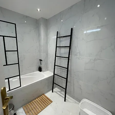 Comfortable With Parking - Riviera Apartment Antibes