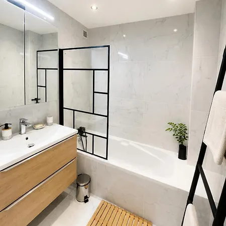 Comfortable With Parking - Riviera Apartament *