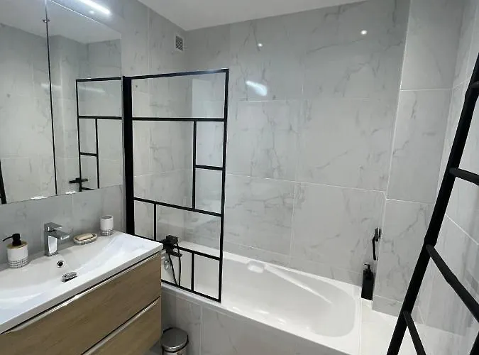 Comfortable With Parking - Riviera Apartment Antibes